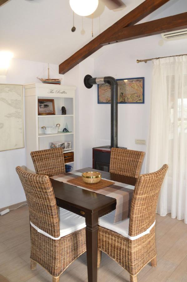Issa Holiday Home - 3 Min Walk To Beach Kaštela Eksteriør billede