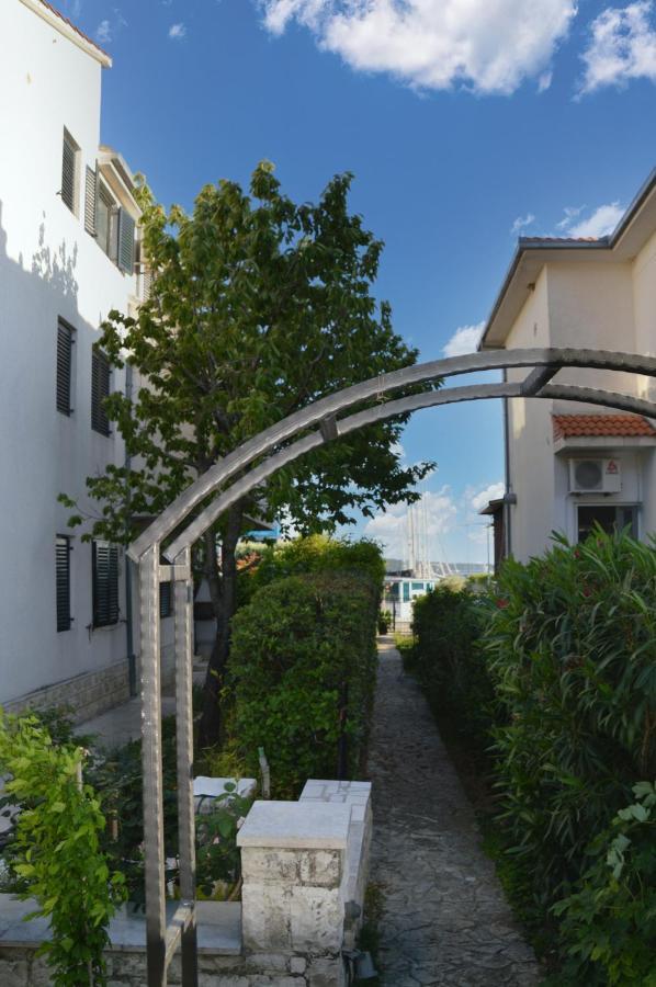 Issa Holiday Home - 3 Min Walk To Beach Kaštela Eksteriør billede