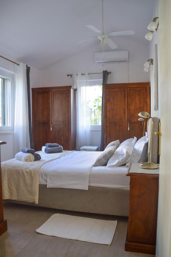 Issa Holiday Home - 3 Min Walk To Beach Kaštela Eksteriør billede