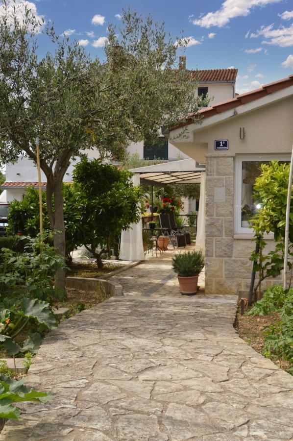 Issa Holiday Home - 3 Min Walk To Beach Kaštela Eksteriør billede