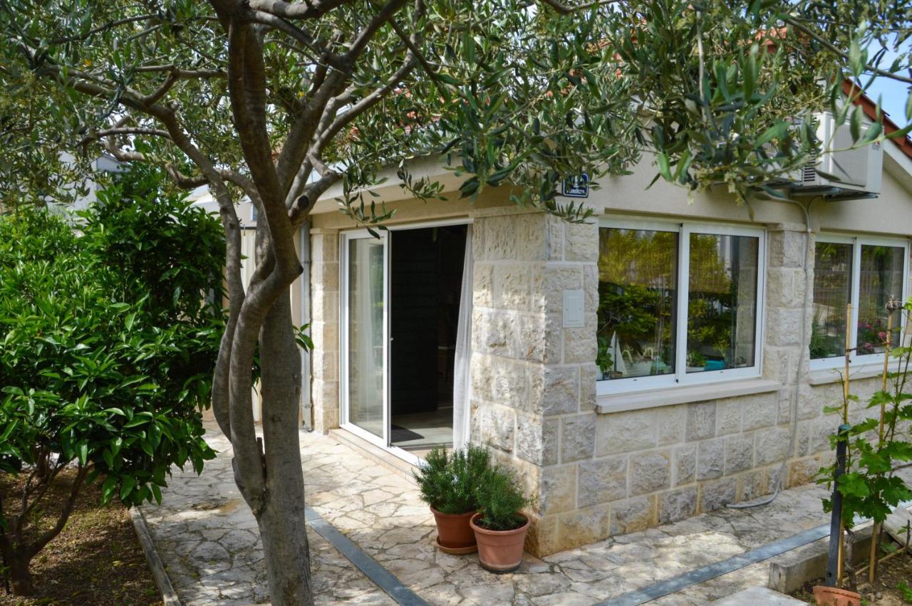 Issa Holiday Home - 3 Min Walk To Beach Kaštela Eksteriør billede